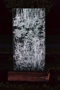 Andrea Grote, Installation Kurpark Bad Schlema, Seitenansicht, Glas, Holz, Ansicht nachts, 2015