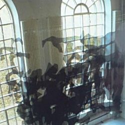 Andrea Grote,  OT (Kreuzung_Berlin_ 1 min, 12.8.1999, 10.29 Uhr), Stoff, Nylonfäden, Hängekonstruktion, Stahlgerüst, Acrylfarbe, 7 x 6 x 2 Meter