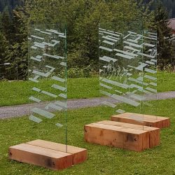 Andrea Grote, O.T (Labyrinth der Freiheit), Installation, Ahornholz, VSG-Sicherheitsglas, Davos 2017