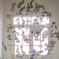 Andrea Grote, O.T. (Baum), 1995, Installation UdK Berlin, Lindenblätter gerissen, Tapetenkleister, Hängekonstruktion, Nylonfäden