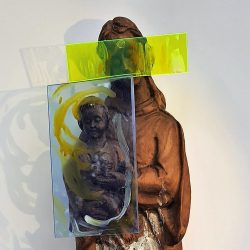 Andrea Grote, O.T. (Maria 5), 2020, Holz, Acrylfarbe, Plexiglas, Glasfarbe, Kleber