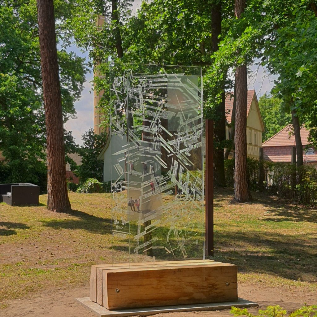 Andrea Grote, O.T. (Networking), 2022, Installation im Garten und öffentlichen Raum, Potsdam VSG-Scheiben, Holz, Schrauben