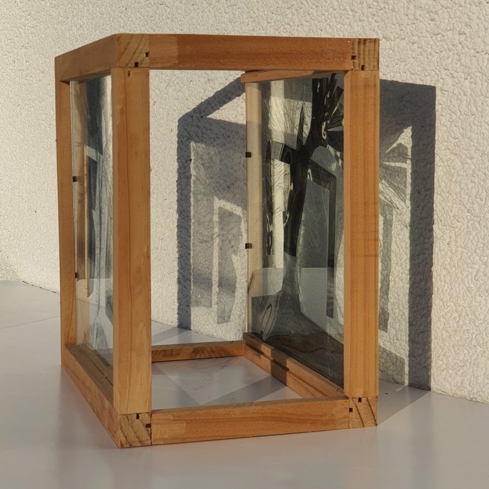 Andrea J Grote, O.T. (Werder), 2019, Holz, Fotografie, Folie, Glas, 40 x 40 x 20 cm