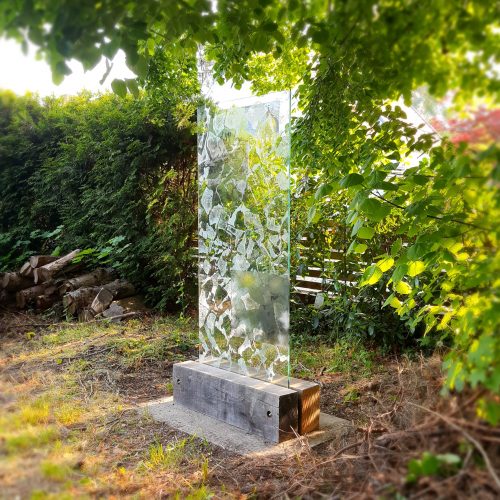 Andrea Grote, Transform II, 2021-2024, VSG - Sicherheitsglas, Eigenschwellen, Gewindestangen, Baumatte, Fundament, 190 x 100 x 55 cm