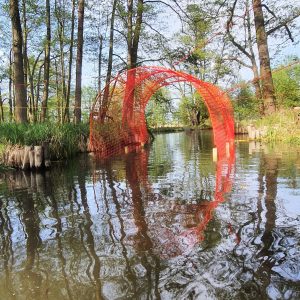 Andrea Grote, dependenz, Installation Aquamediale 16, Lübben, Sicherheitsnetz, Karabiner, Seile, Kabelbinder, Ösen, Vierkanthölzer, Bodenhülsen, Schrauben, Draht, 350 x 1000 x 1000 cm