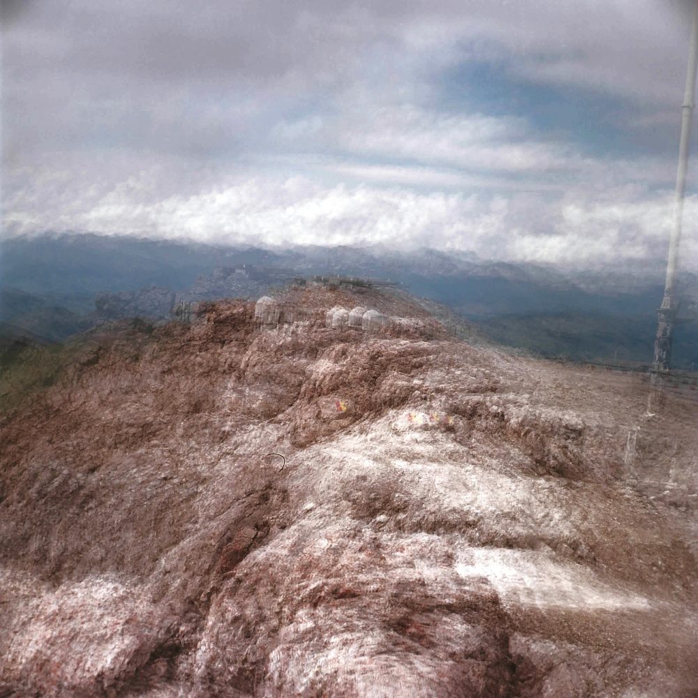 Andrea Grote, O.T. (Weissfluh VI, 24.7.2017, 1min) 2017, 2025, Fotografie hinter Acrylglas, 40 x 40 cm