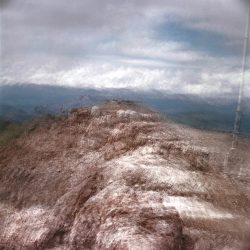 Andrea Grote, O.T. (Weissfluh VI, 24.7.2017, 1min) 2017, 2025, Fotografie hinter Acrylglas, 40 x 40 cm