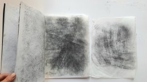 Andrea J. Grote, O.T. (Bodenstudien, St.Blasien, 29.8.-3.9.2023), 2023, gebundenes Heft, Kohle, Graphit auf Bütten undTransparentpapiere (liegend auf Sockel zu präsentieren), ca. 32 x 45 x 2 cm, ca. 15 Frottagen