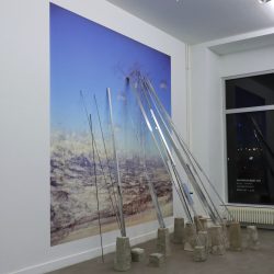 Installation O.T. (Fleckalm, 3.1.2017, 1 min), 2025 digitalisierte analoge Farbfotografie auf Fototapete, 300 x 300 cm, Aluminium und Stahlelemente, Betonsockel (verschiedene Größen), Schrauben, Nägel, Kleber