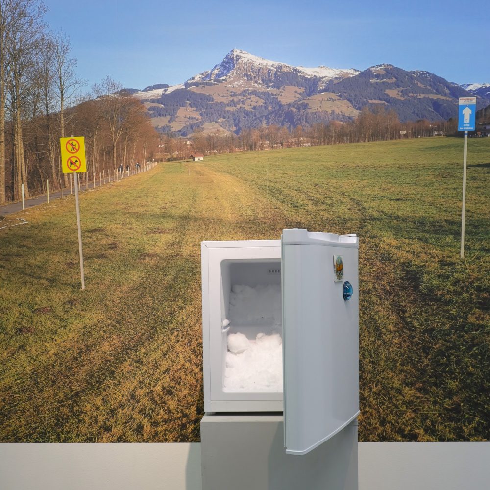 O.T. (Loipe Kirchberg-Kitzbühel, 30.12.2022), 2026digitale Fotografie auf Fototapete, 230 x 230 cm, Gefrierschrank, ca. 50 x 100 x 50 cm auf Sockel, Magnete, Schnee 