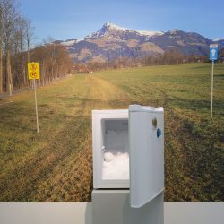O.T. (Loipe Kirchberg-Kitzbühel, 30.12.2022), 2026 digitale Fotografie auf Fototapete, 230 x 230 cm, Gefrierschrank, ca. 50 x 100 x 50 cm auf Sockel, Magnete, Schnee