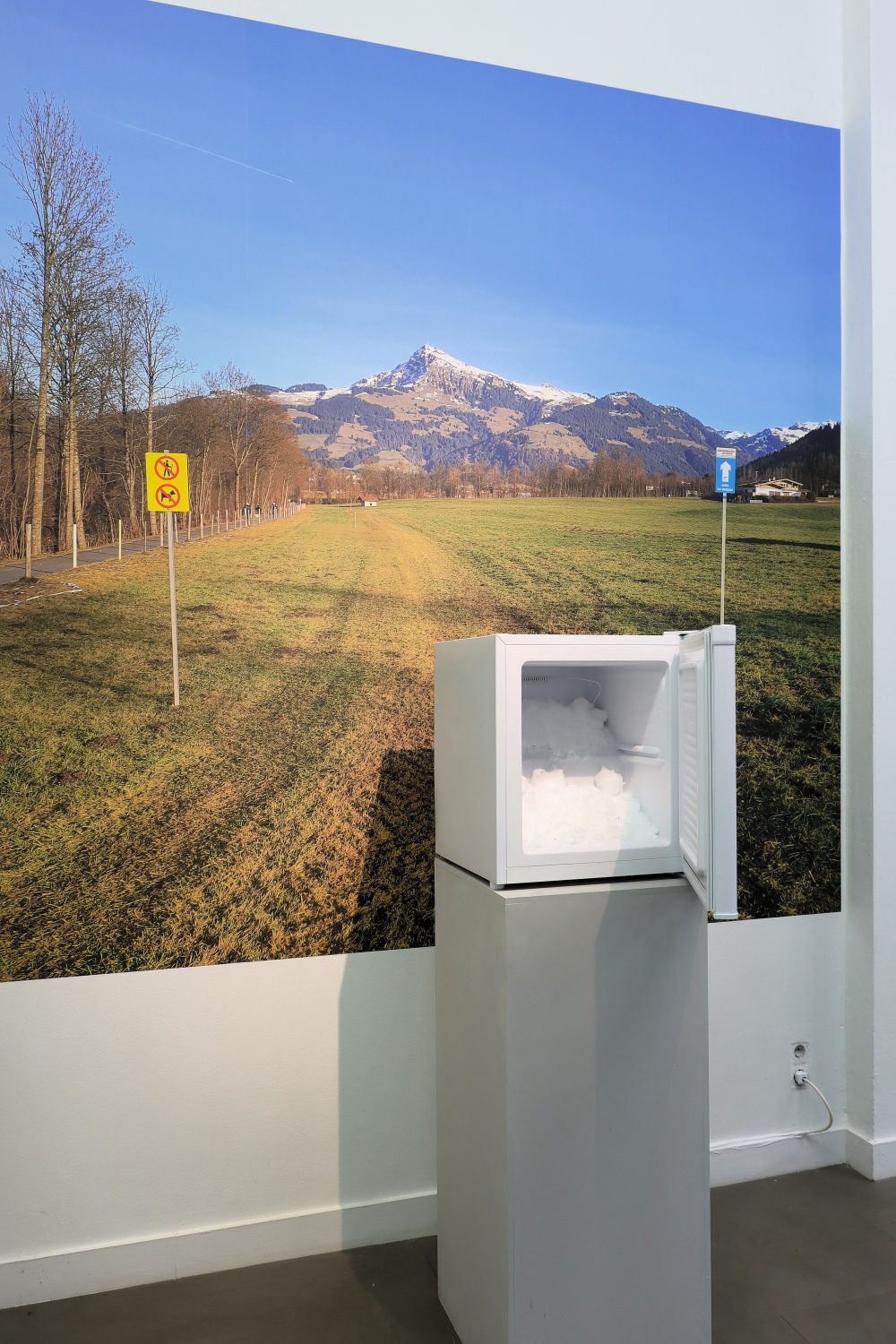  O.T. (Loipe Kirchberg-Kitzbühel, 30.12.2022), 2026digitale Fotografie auf Fototapete, 230 x 230 cm, Gefrierschrank, ca. 50 x 100 x 50 cm auf Sockel, Magnete, Schnee, Seitenansicht