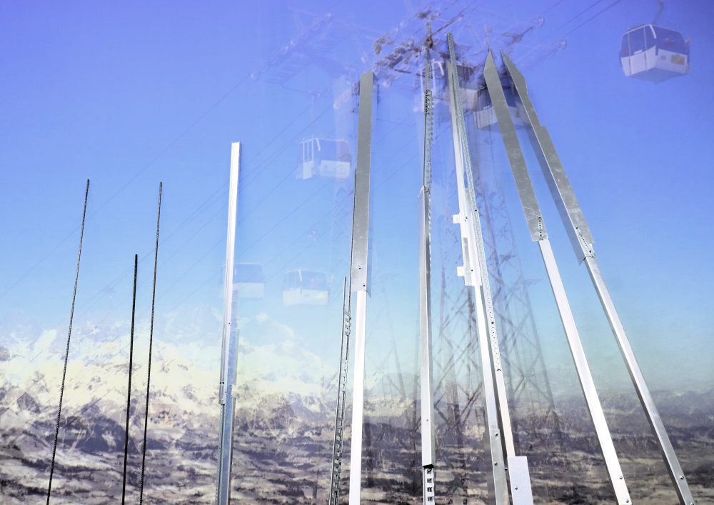 Installation O.T. (Fleckalm, 3.1.2017, 1 min), 2025 digitalisierte analoge Farbfotografie auf Fototapete, 300 x 300 cm, Aluminium und Stahlelemente, Betonsockel, Schrauben, Nägel, 180 x 160 x 300 cm